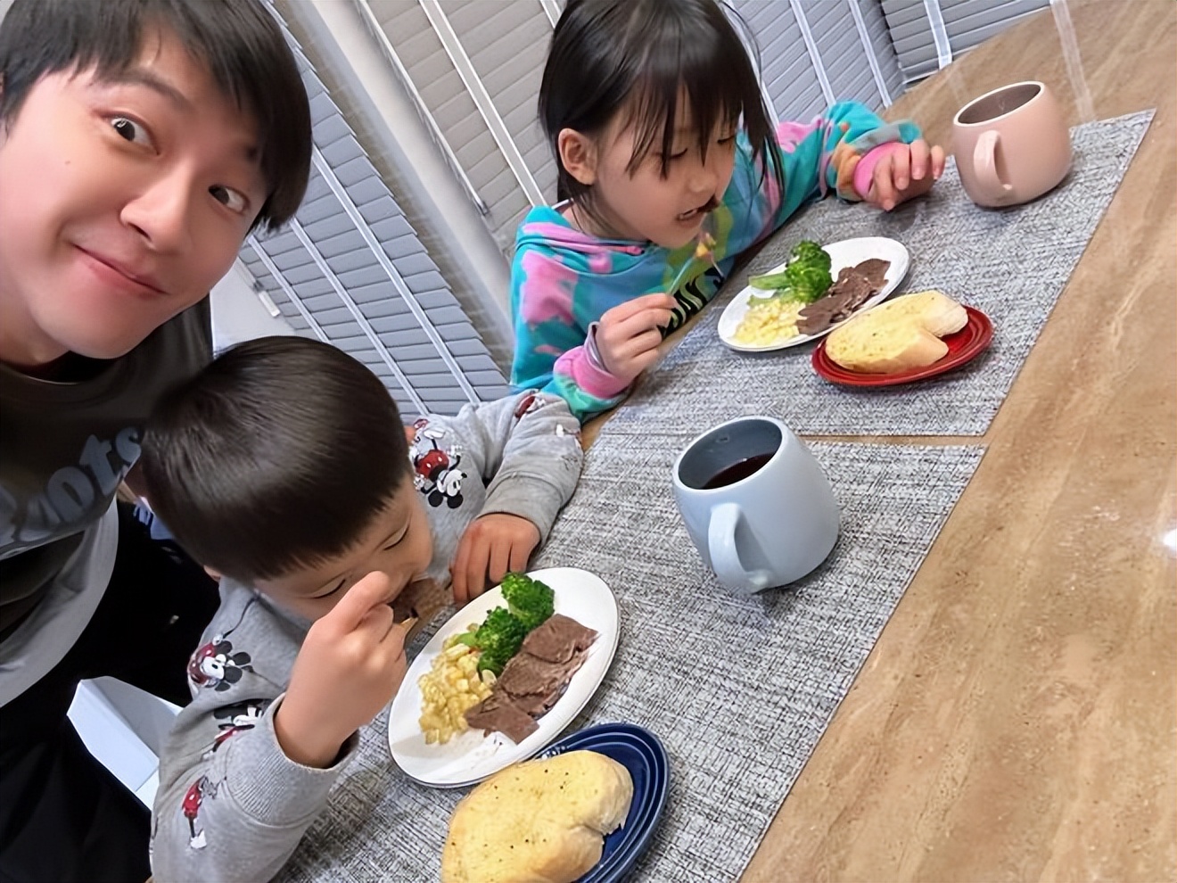 江宏杰3月17日晒出5岁儿子绘画作业，全家福里只有爸爸、姐姐和爷爷，母亲福原爱彻