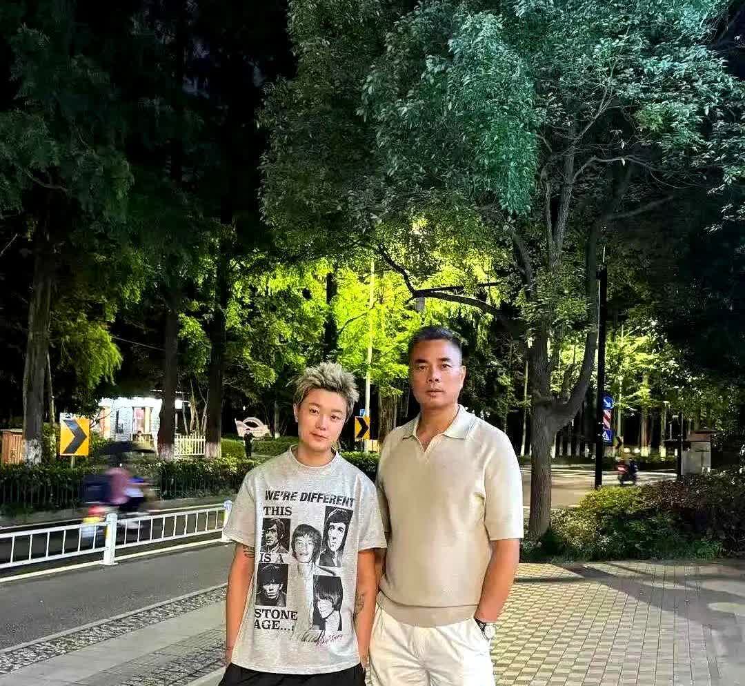 李宇春的父亲真是从小把她当男孩子来养了，这不是给自己生了一个儿子吗？

不管