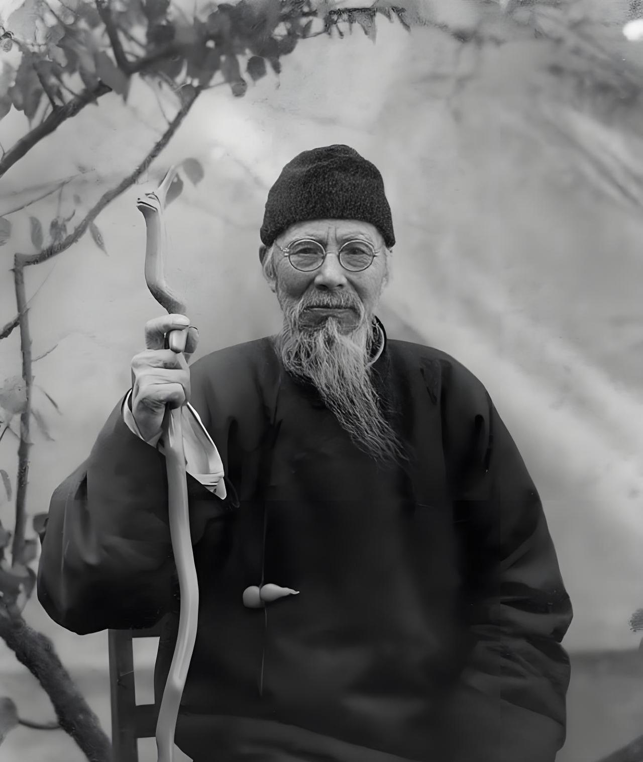 1926年，齐白石在北京购置了一四合院，想要找一个看门人。一个晚清老太监主动上门