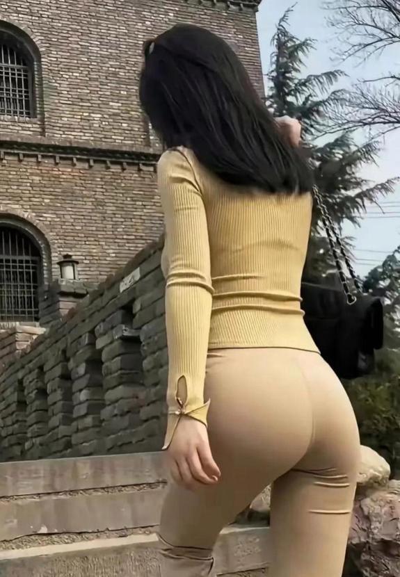 "在公园散步，享受这美好的一天！????"