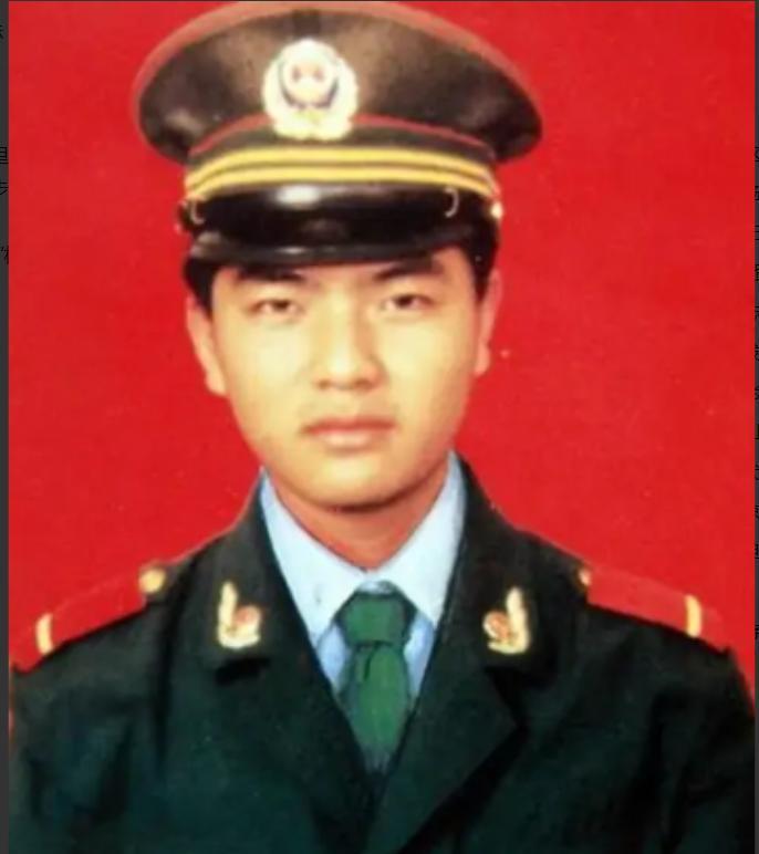1992年，一武警战士独自押送四名不法分子回中队，突然，一个歹徒冲上来死死的抱住