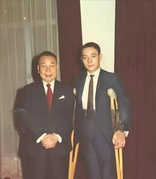 [浮云]1970年，蒋经国和拄拐的长子蒋孝文的合影，蒋孝文拄拐不是因为他受伤，而