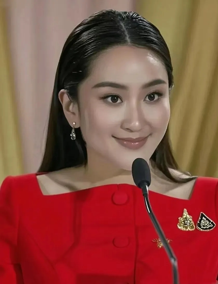 泰国正式宣布动向。
8月4日上午10时30分，泰国总理府副秘书长颂萨快步抵达宪法