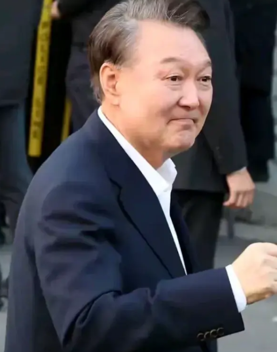 尹锡悦当初如果不是那么的无脑亲美，而是选择跟中国友好，依托中国发展经济，就不会走