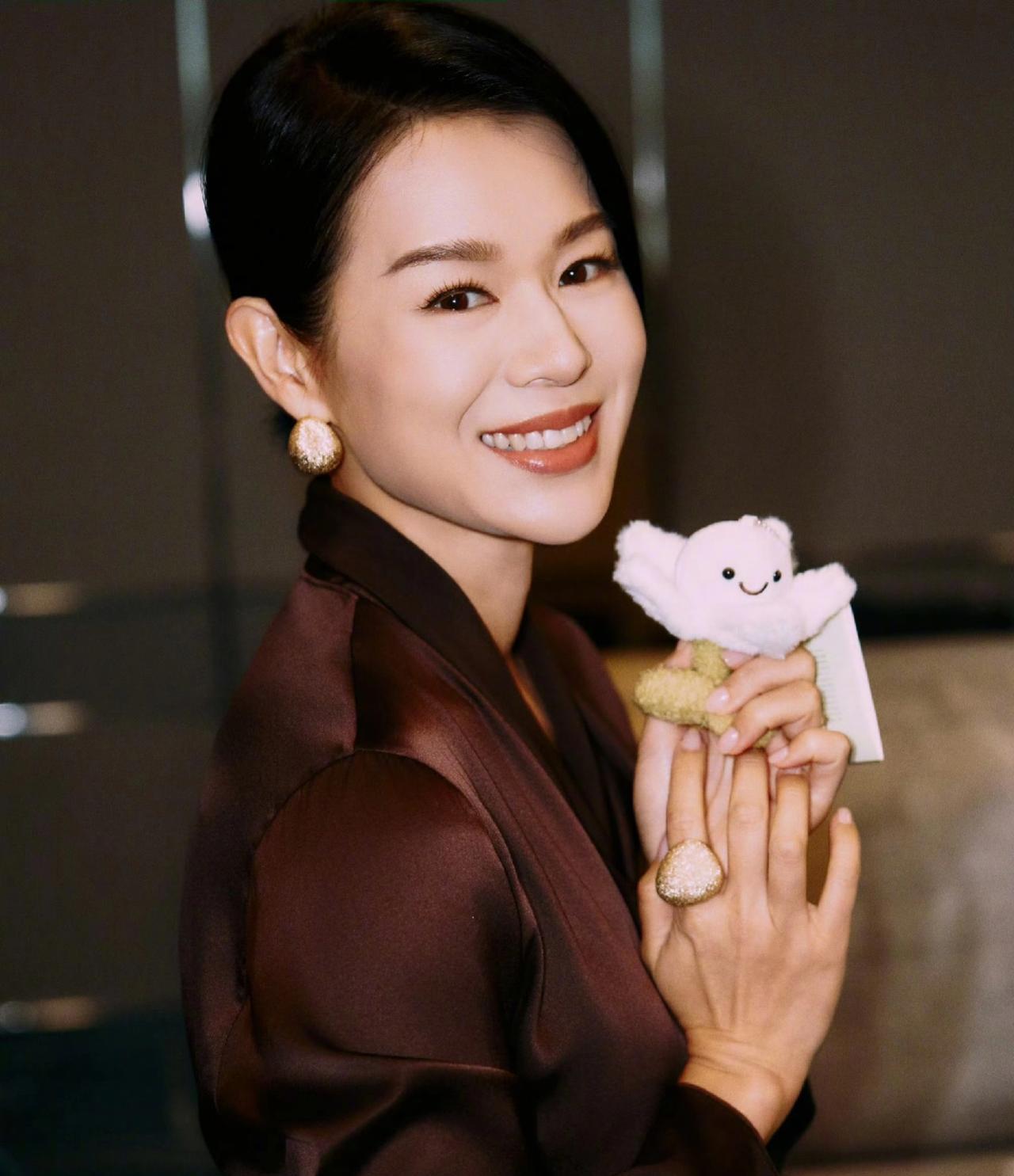 白玉兰评委香港演员胡杏儿，大家觉得她实至名归吗？