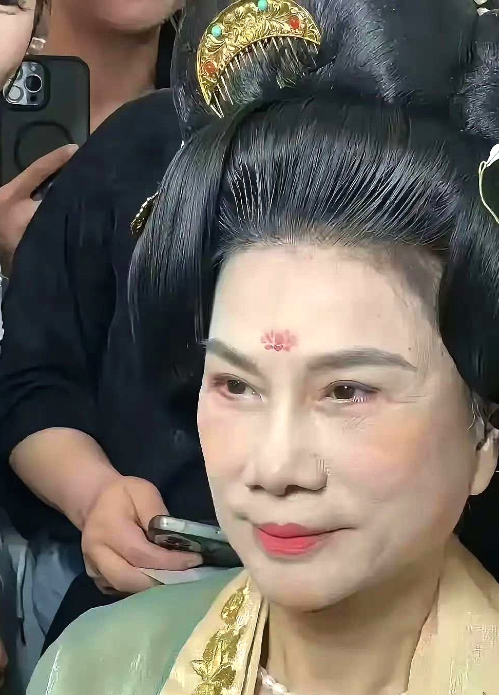 董明珠这个汉服装扮，如果去影视圈，适合演什么角色呢？