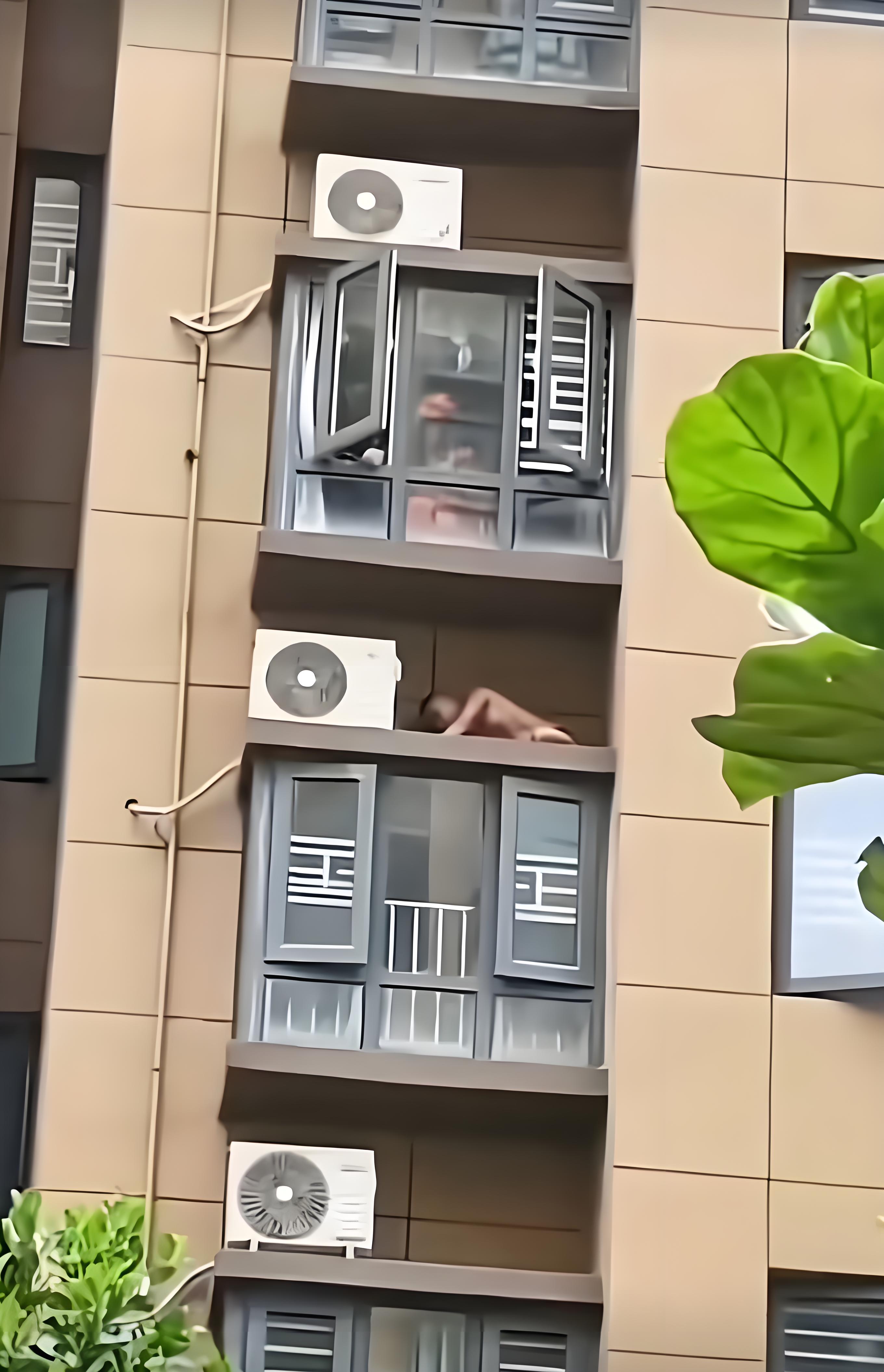 喂，119吗？本小区有一个修空调的师傅好像被困在阳台了，看他脱了衣服气喘吁吁大汗