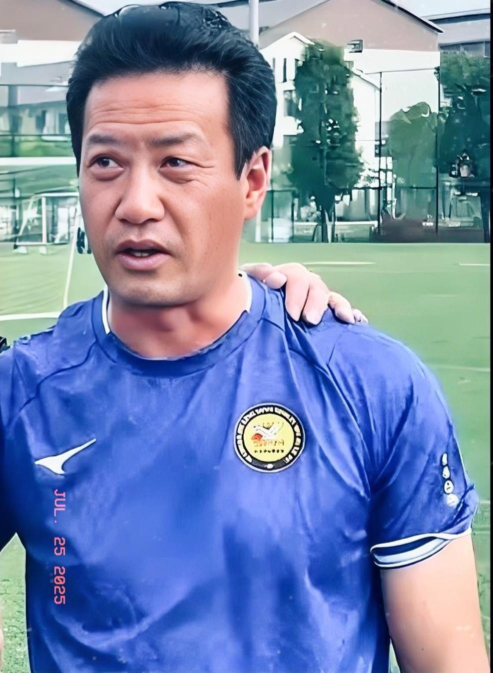 职业生涯16年，在国内顶级联赛出赛300多场，被誉为中国足球联赛的“活化石”，邹