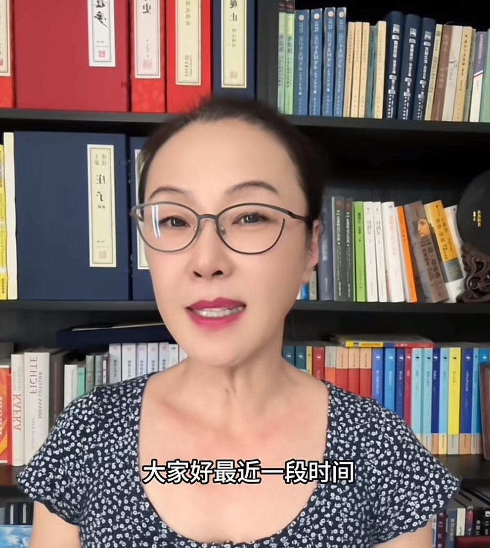 这是李国 庆的女朋友。确实比前妻漂亮。看上去知性优雅，精明能干。而且，从穿衣打扮
