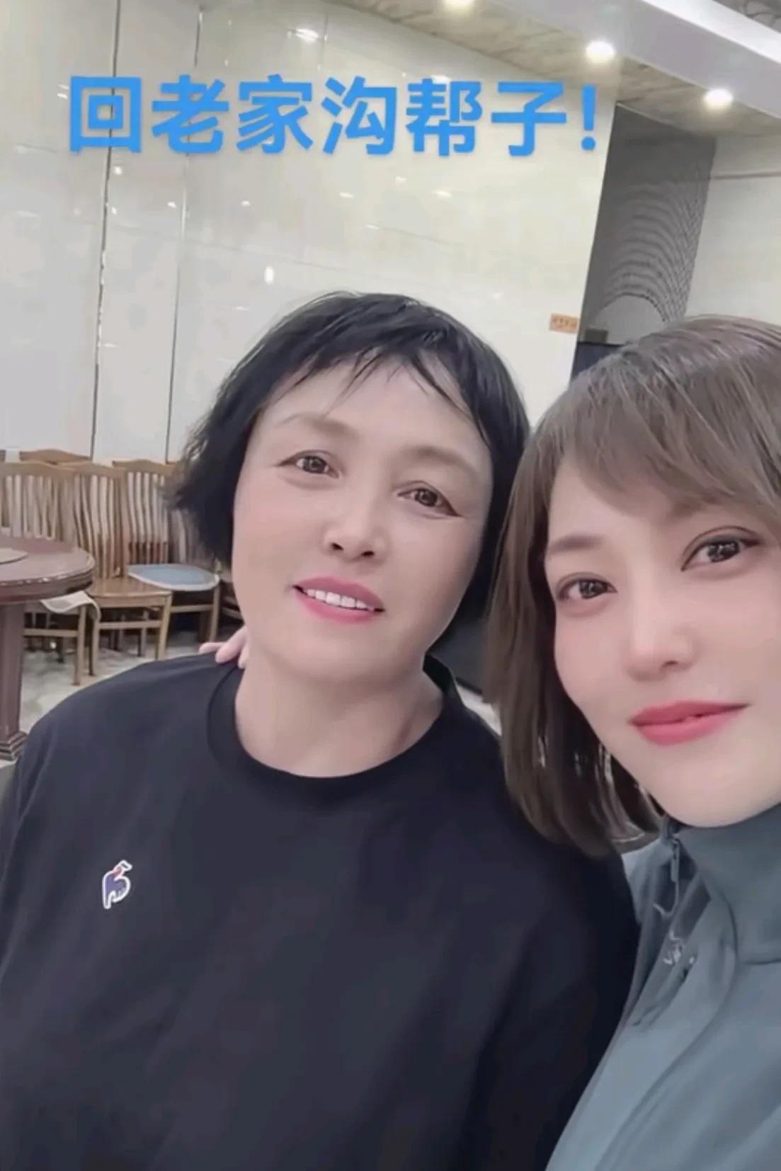 是什么让低调的二饼妈妈突然现身直播间？她的出现引发了无数人的热议，仿佛这场线上聚