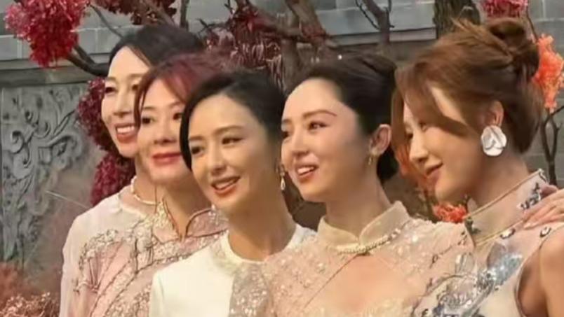 《姐姐当家》董璇跟张维伊回老家办婚礼，婚宴人均价格67块，穿秀禾服挨桌敬酒，佟丽娅表情复杂