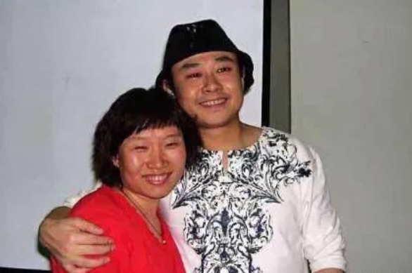 1991年，刀郎妻子杨娜为他生下一个女儿，女儿出生40天，她却突然消失不见，只给