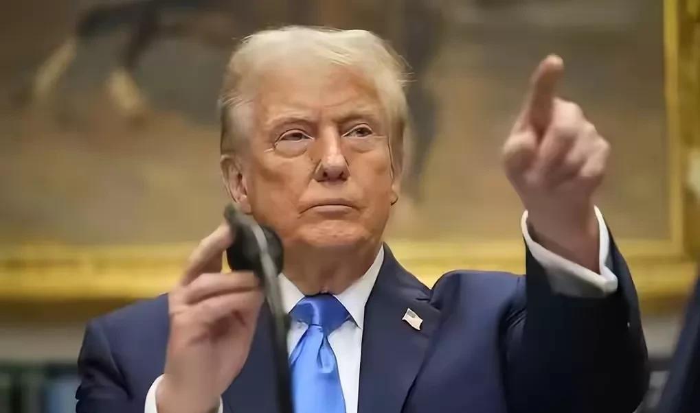 特朗普不当演员真是太可惜了，因为他具有成为伟大演员的天赋！特朗普能不动声色地把活