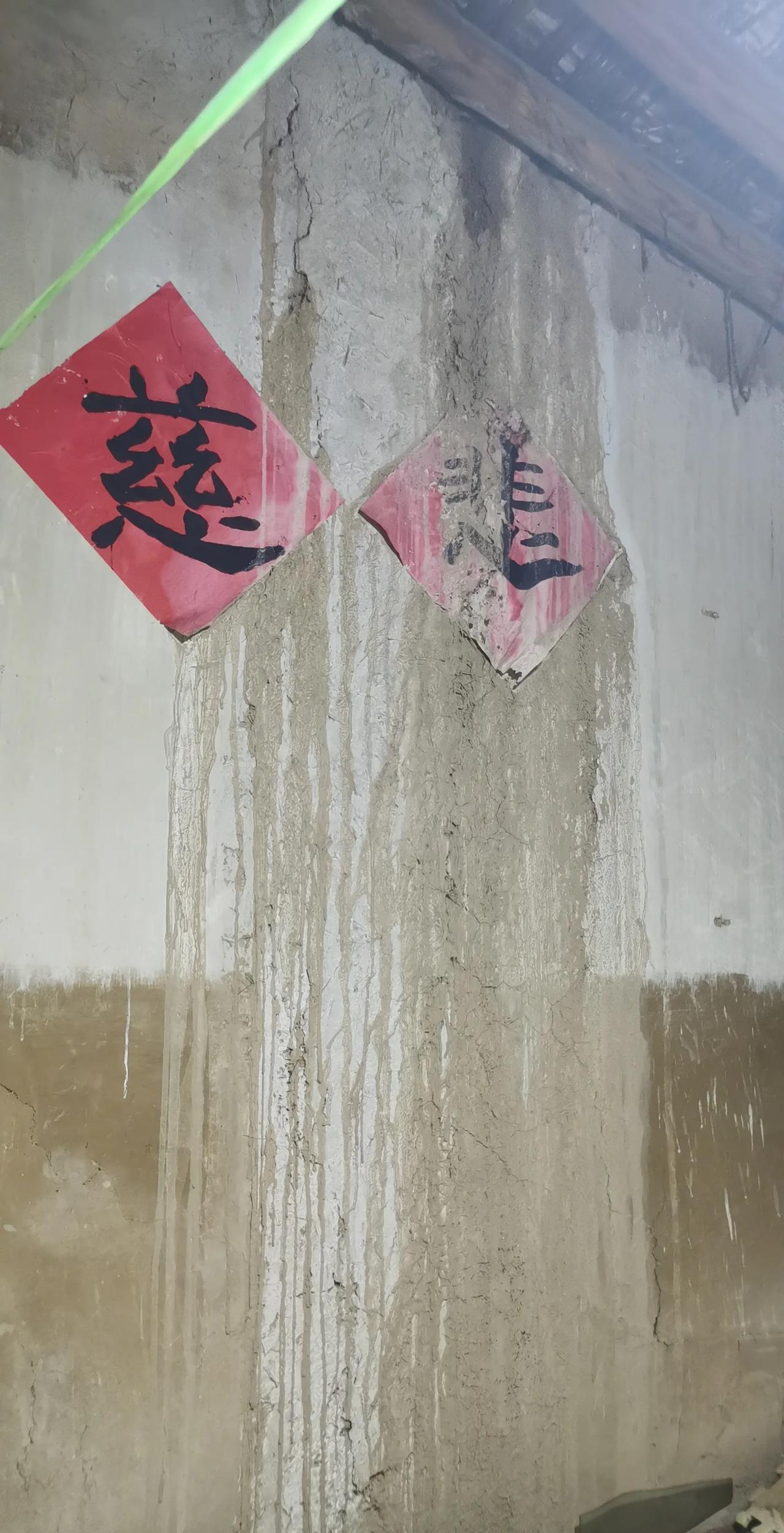 庙宇泥塑的路上，艰辛如影随形，清苦与枯燥似无尽的沙，慢慢磨着人的性子。城市的繁华