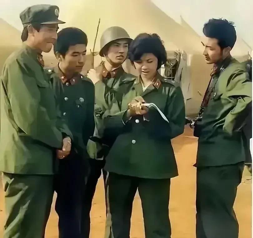这是1986年演员朱琳在部队体验生活时的照片，那时候的朱琳很年轻，也是一位大美女