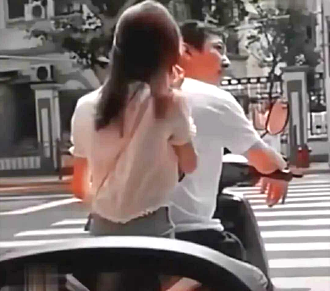 这小伙子骑个电动车，真别说他女朋友还挺漂亮的~