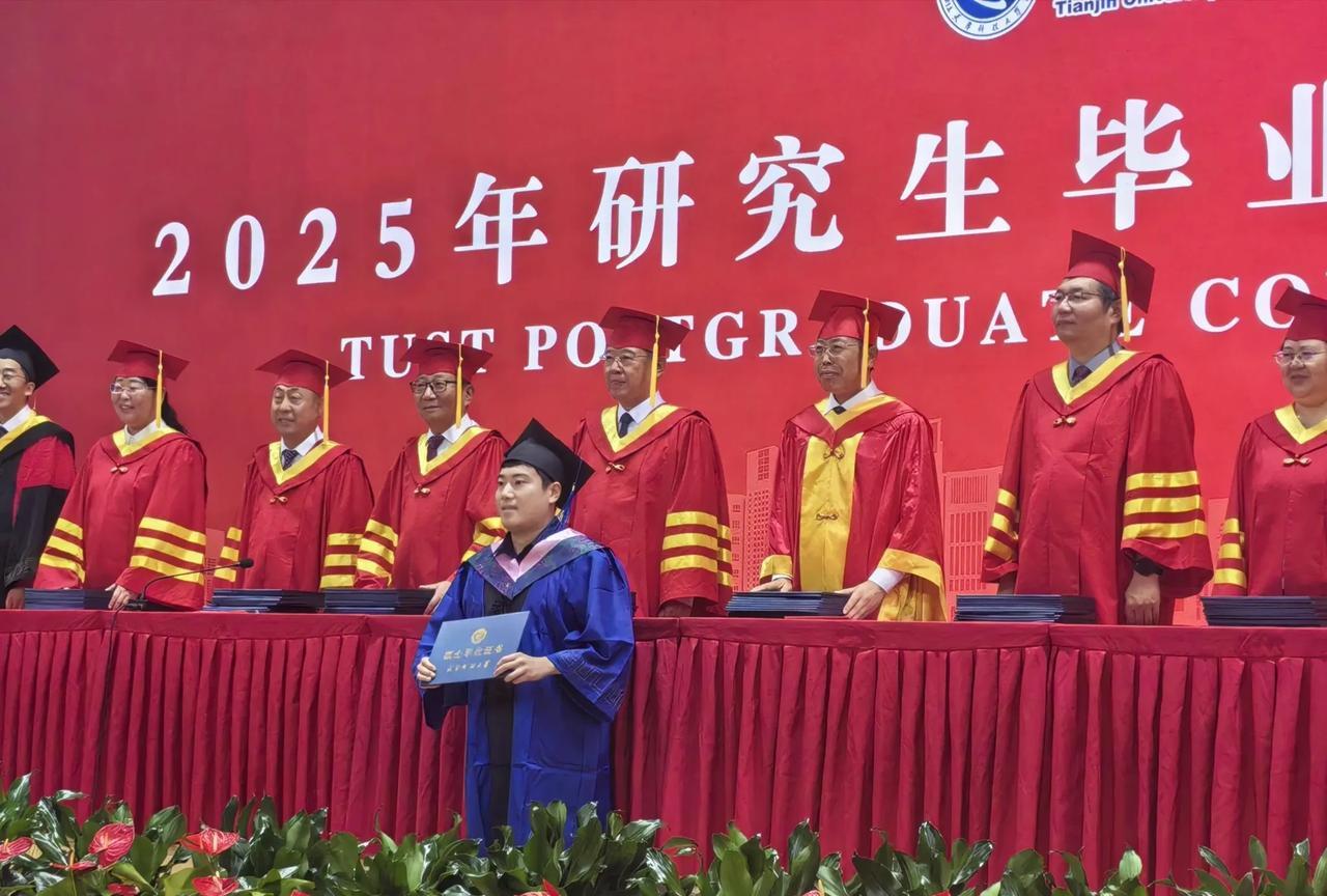 梁靖崑研究生毕业！恭喜梁甜甜~
刚刚的消息，梁甜甜研究生毕业啦！
这也太努力啦！