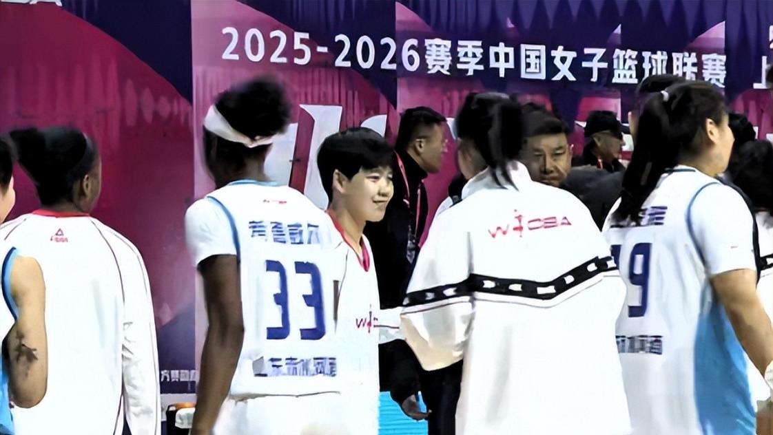 考德威尔打出三双数据！山东女篮100比97战胜上海，首发五人全部得分上双，多点开花火力全开