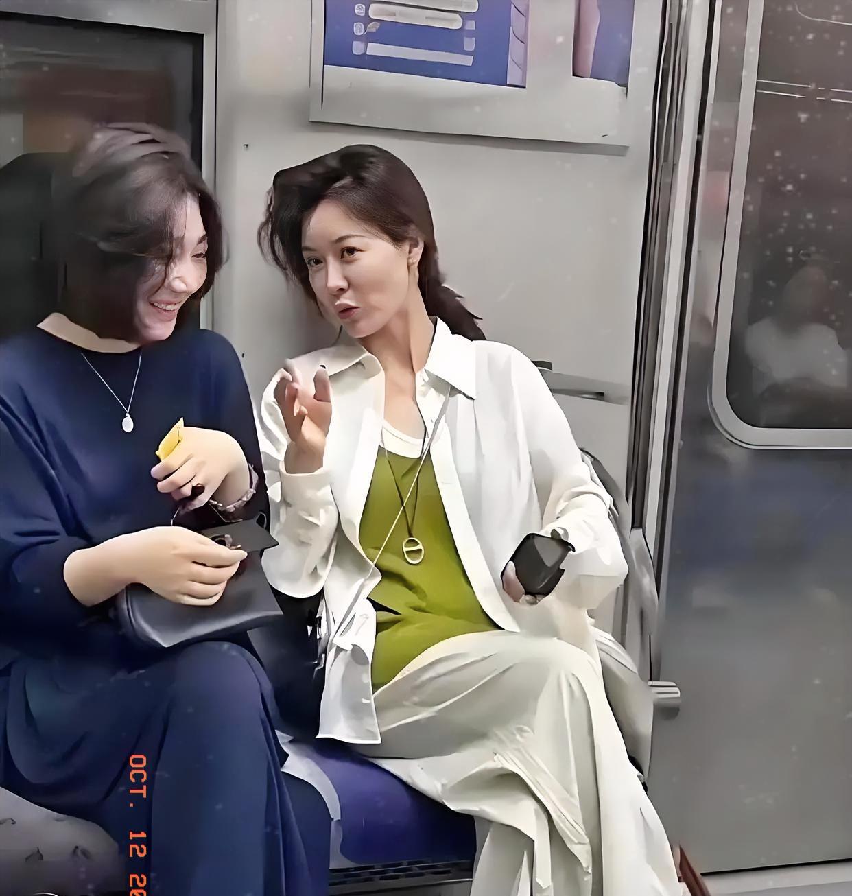 在地铁车厢里，两姐妹正在热聊中，她们聊些什么这么开心？