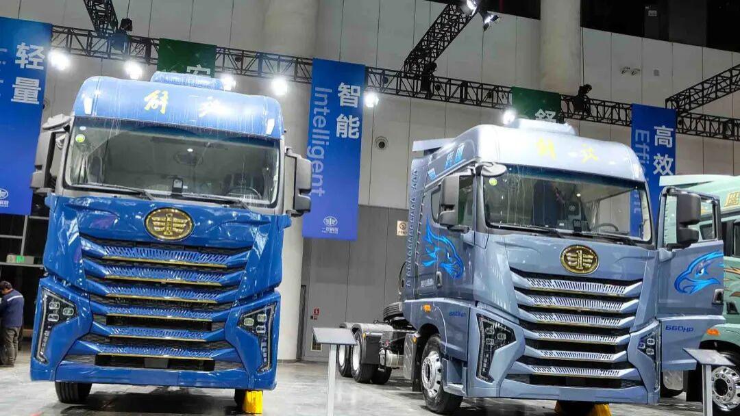 这是驾乘最舒适的燃气卡车？6㎡超大驾驶室！更有660匹高效动力，解放鹰航智尊L版牵引车实拍