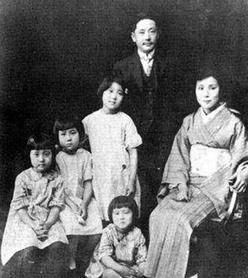 1948年，1名50多岁的日本女子，领着5个孩子，去郭沫若家敲门。郭沫若妻子于立