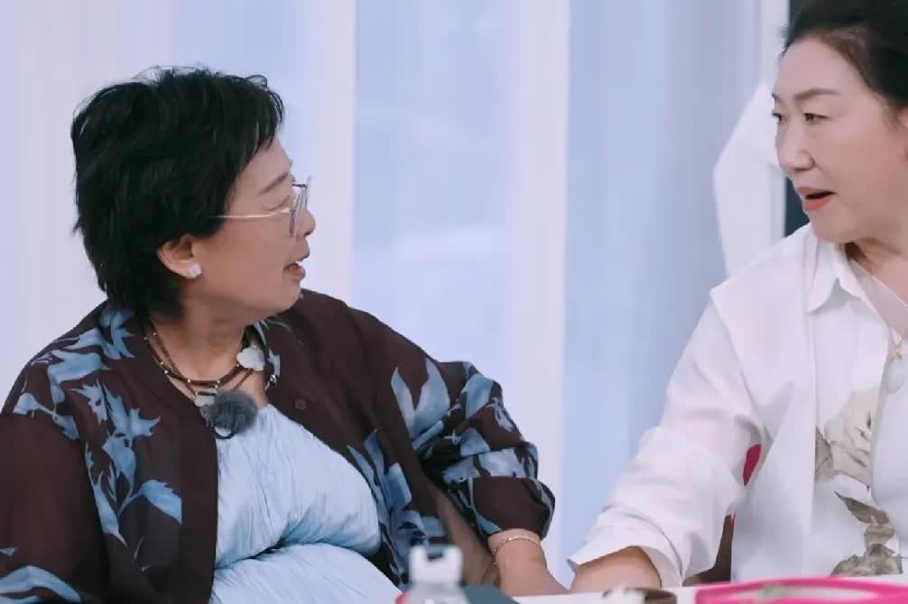 陈梦妈妈对黄圣依妈妈说：“你给我们家梦梦找个白马王子吧。”黄圣依妈妈一口答应：“