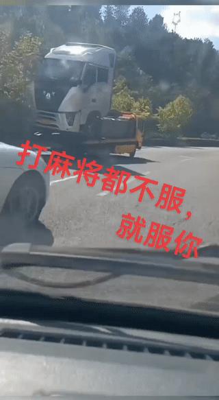 公路拖车真是什么都敢拉！
就连半挂大货车的车头都能拉着走？
不过由于大货车车头实