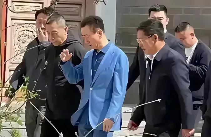 一群西装革履的男士自信地走下楼梯，步伐坚定，眼神专注。你们能说出他的名字吗？