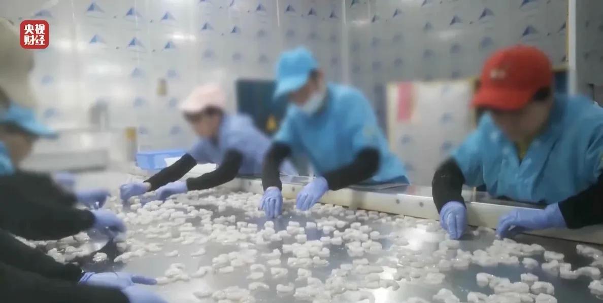 部分生产厂家在加工水产品时违规、超量添加保水剂。记者调查发现，某些企业的虾仁磷酸