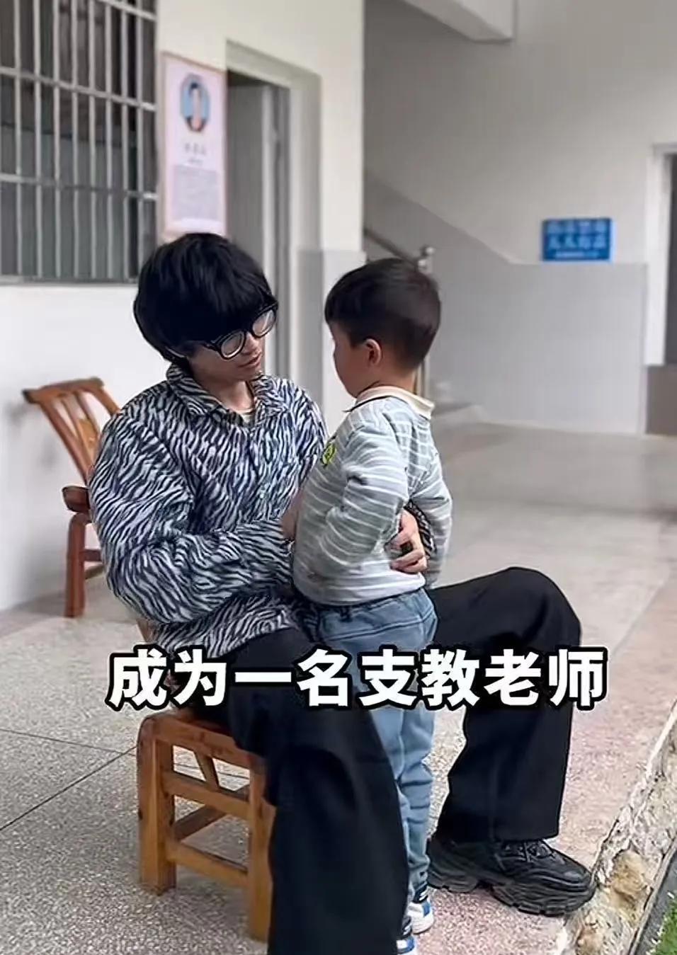 泪目！湖北十堰，23岁的男子，没有一分工资，却在乡村小学支教3年。为了赚生活费，