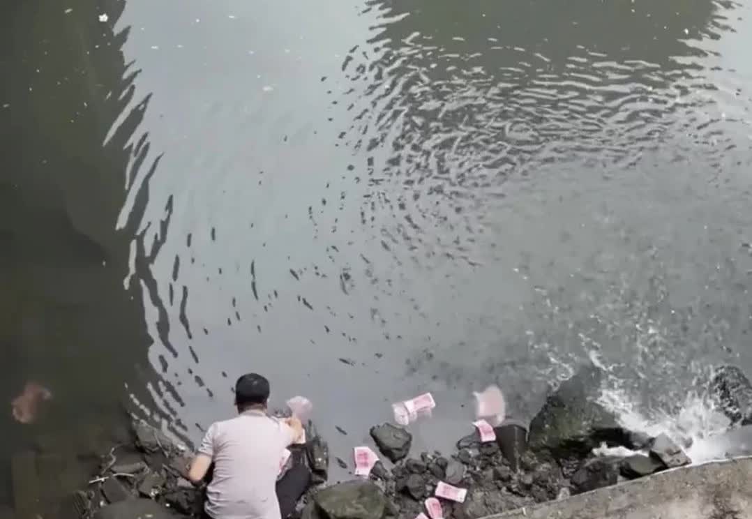 梦中的天上掉钱出现了，深圳一河道里漂着十多扎百元大钞，不过捡还是不捡？敢不敢捡？