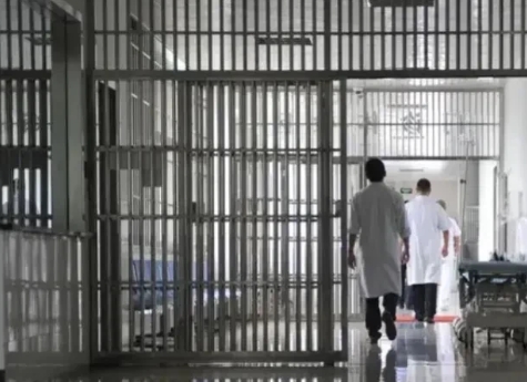 河南商丘，一男子因长期酗酒精神失常，家人无奈将其送进实行封闭式管理的医院，家属不