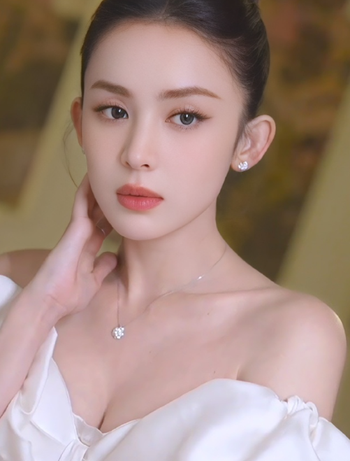 娜扎这白的发光的皮肤，再加上这礼服，超不错的！