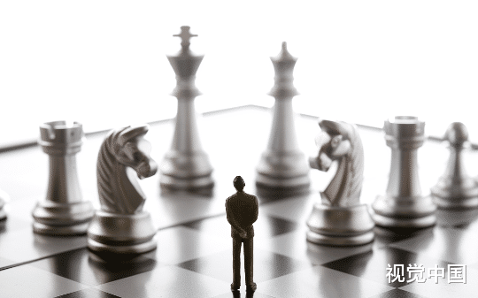 公司为了安插亲信，直接辞退了销冠，结果却捅了马蜂窝