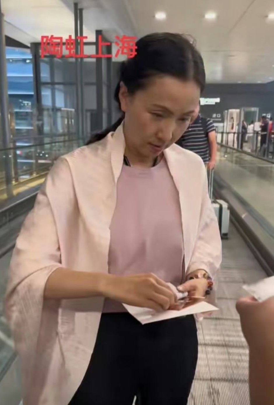 陶虹坚持长期吃素的素食主义者，看着更显老了，脸上没一点血气……