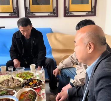 解清帅和爸妈回老家扫墓，中午在村里亲戚家吃饭，做了一桌子普通的家常菜，兄弟们边喝