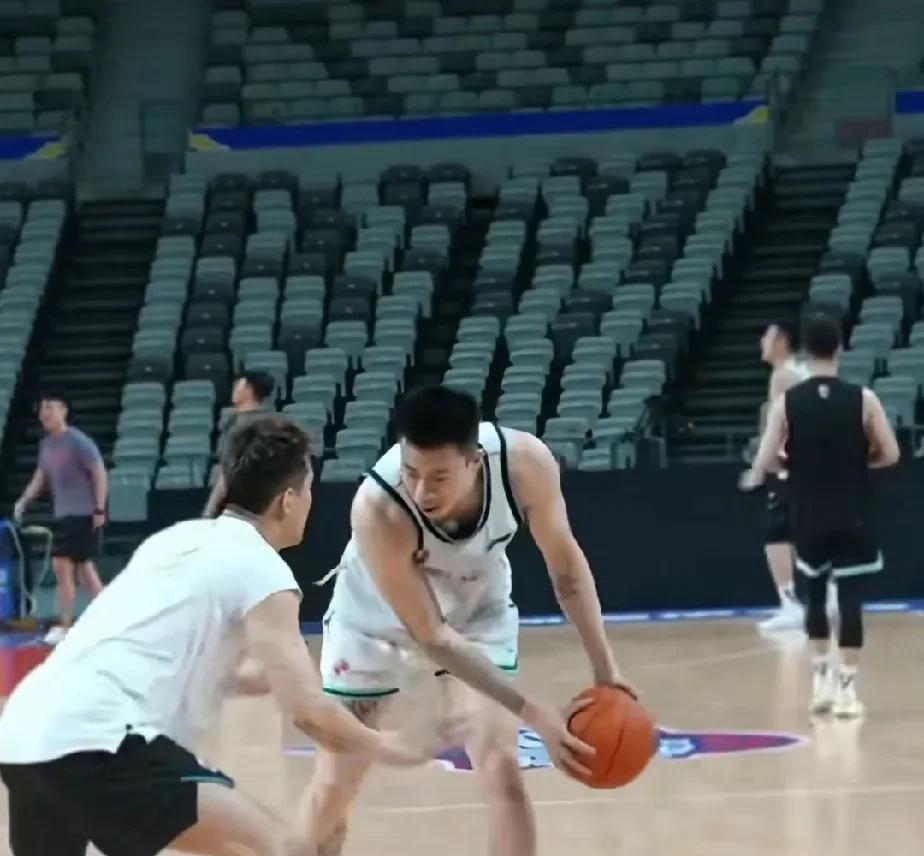 辽宁队是真缺钱啊，从郭艾伦到张镇麟，当家球星也能卖。为省600万，觉的郭艾伦老了