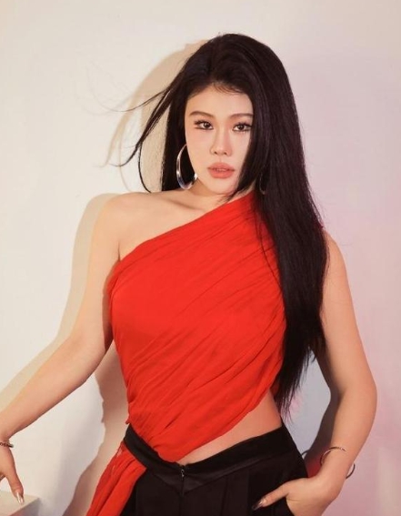 袁娅维黑长直自带女王光环！又黑又直的长发垂落，走路时发丝轻扬，自信冷冽的眼神，气