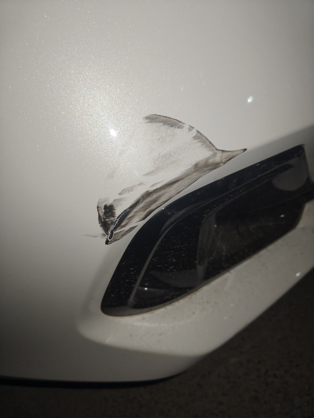 被刮蹭索赔
朋友们，被三轮蹭成这样怎么索赔合适？