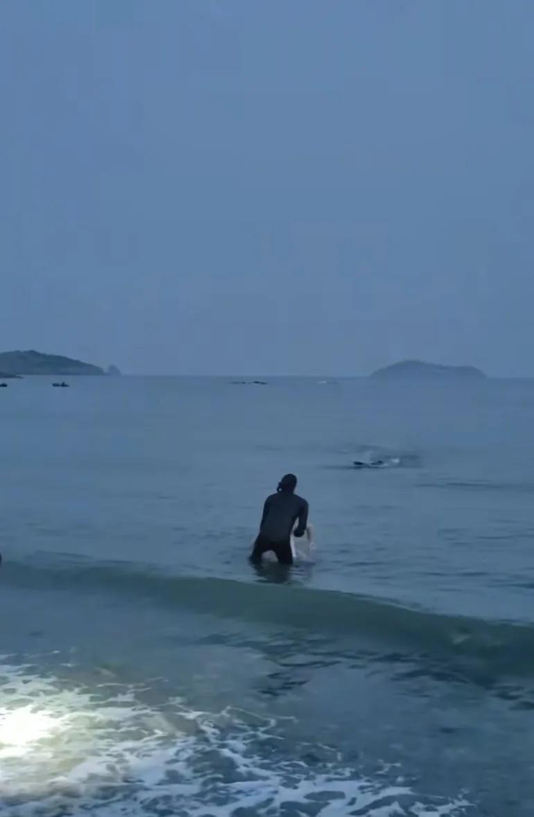 银沙滩溺水者被救上岸，民警冲进水里的动作真帅 ，施救者和往回走的哥们，真爷们！