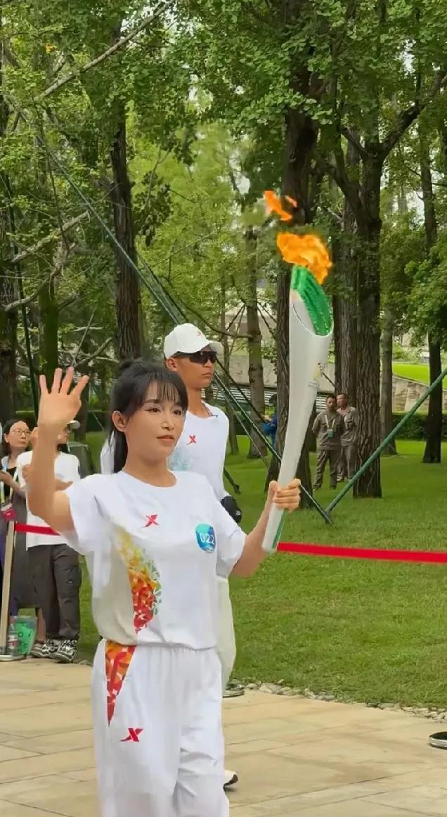 李子柒今天在成都世运会火炬传递时状态挺清爽的，扎高马尾穿白色运动服，全程带着笑。