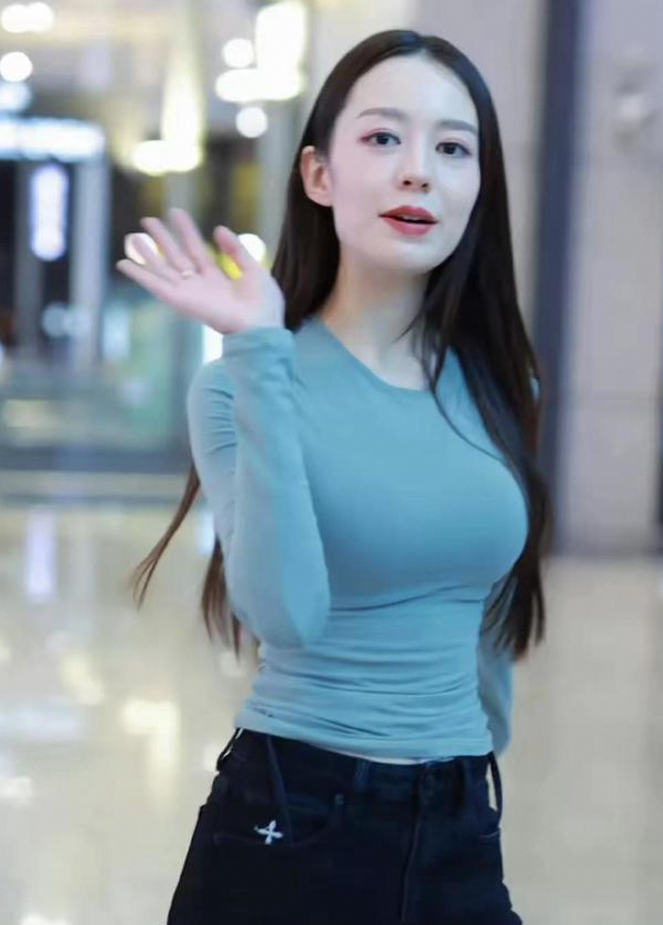 吉娜紧身衣造型，身材曲线尽显与大众审美的碰撞