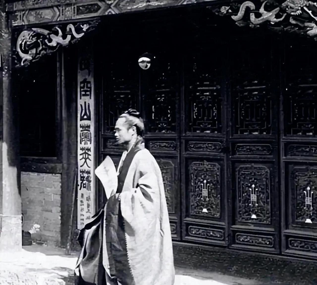 1938年，道士毕云路过日军哨卡时，因为没有向日军鞠躬，被打得半死。毕云大怒，伤