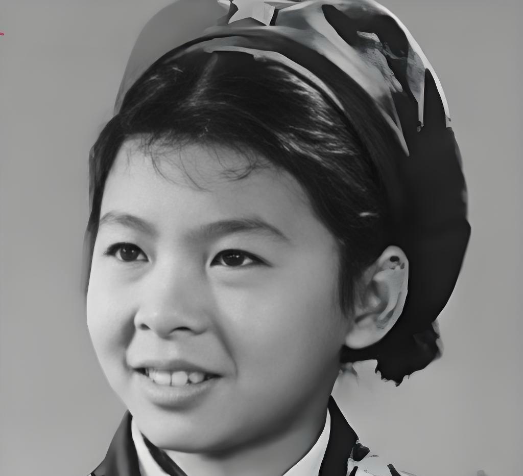 #分享城市新鲜事#
这是谁？有认出来的吗？在八十年代，她可是歌坛红极一时的风云人