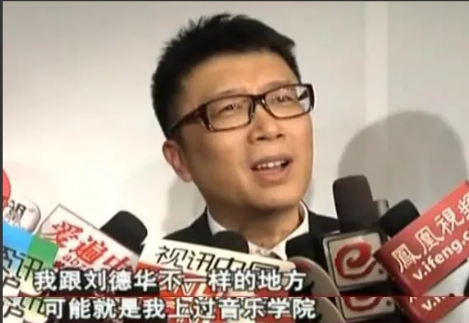 2011年，庞龙和刘德华同一天开演唱会，助理劝他取消，他却说：我和刘德华最大的区