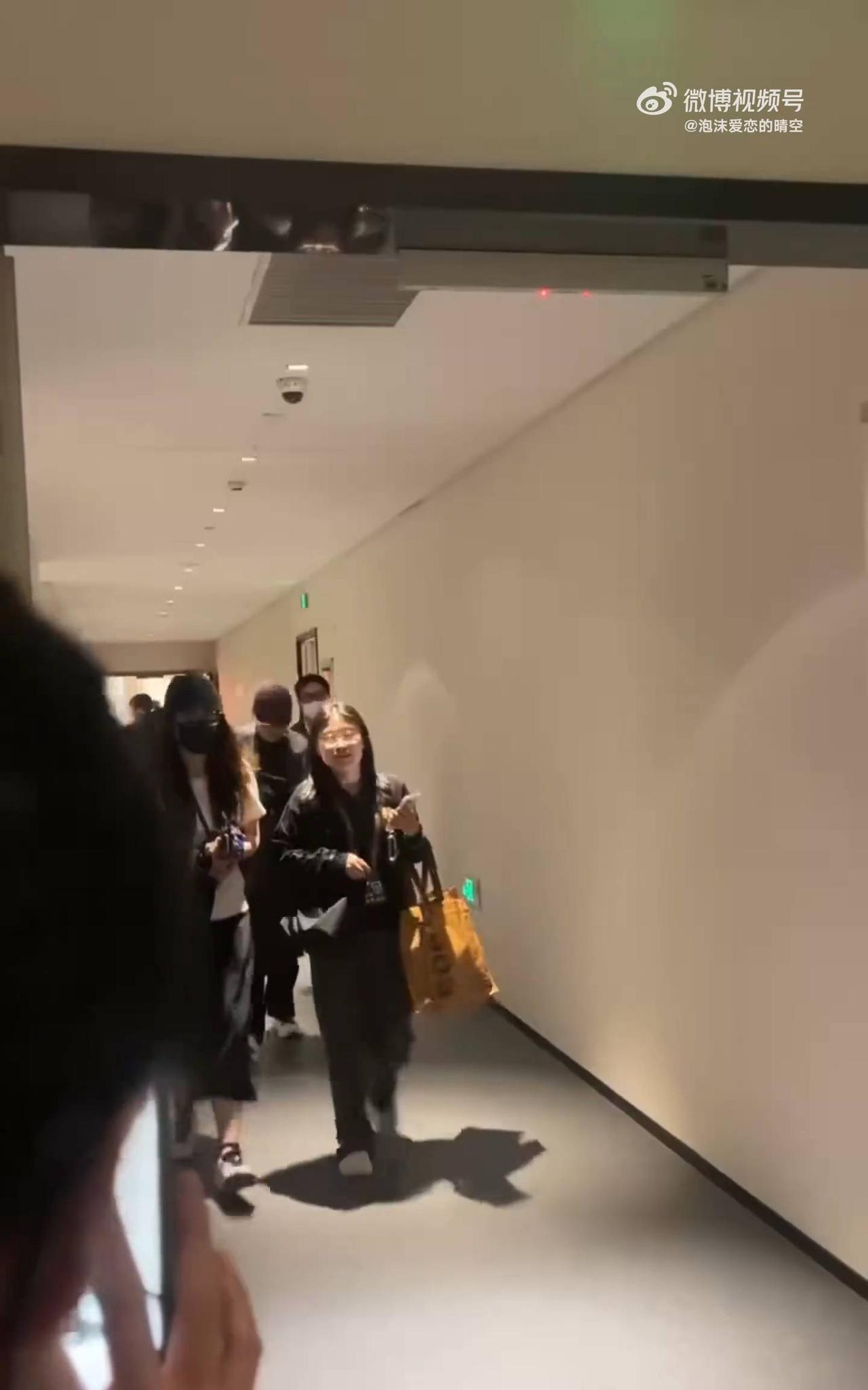 在后面不要拍了。