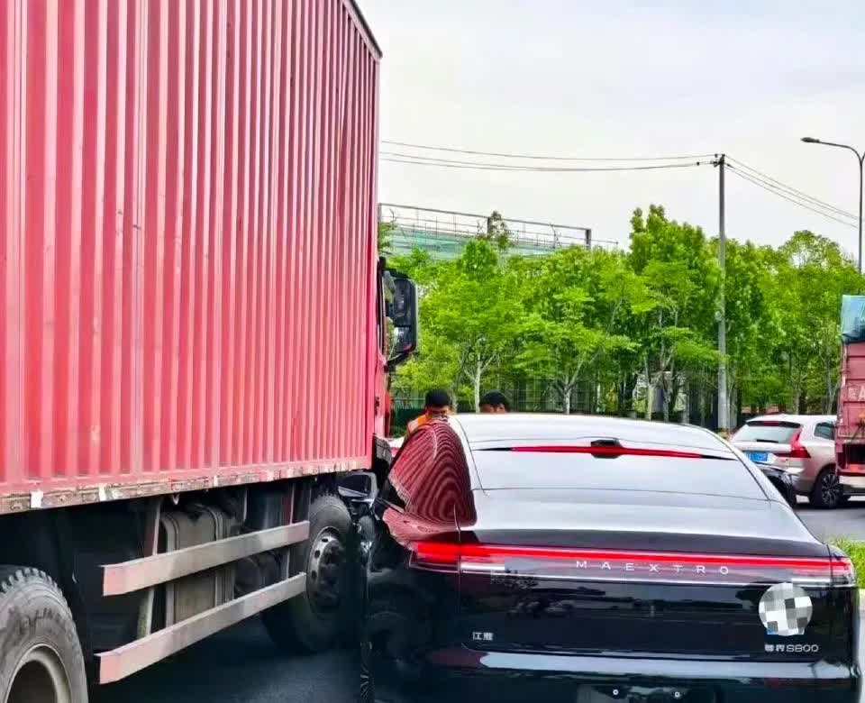 这估计是尊界 S800 全国首撞吧

求这时候大车司机心理阴影面

我就