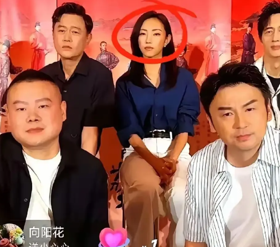 真不是谁都能在满屏骂声中淡定微笑的！

昨天看某剧直播，雷佳音盯着弹幕脸都僵了，
