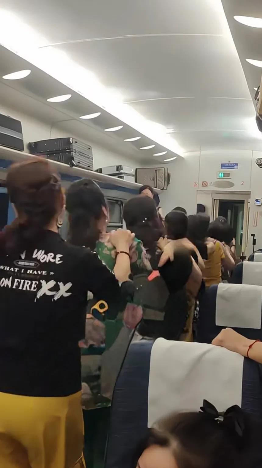 实在受不了，开始祸害火车车厢了，音乐伴奏声和吵杂声刺耳，先是喝酒大葱蘸大酱卷干豆