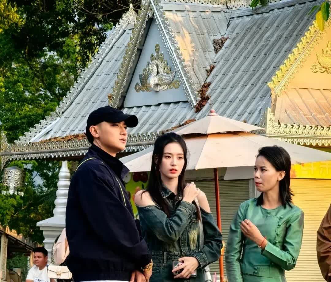 黄子韬和徐艺洋出门游玩被偶遇，徐艺洋真是不仅身材好，颜值也高